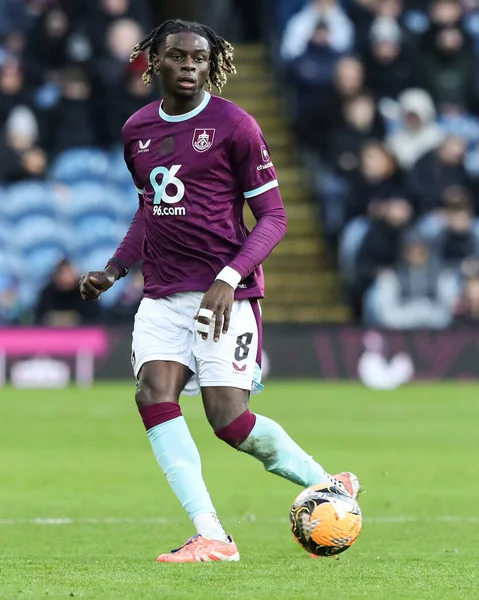 Burnley 'den Lesley Ugochukwu, 10 Ocak 2026 tarihinde Burnley, Burnley, İngiltere' de oynanan üçüncü tur müsabakasında topu ayaklarının dibine aldı.