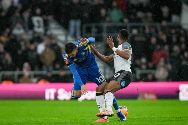Leeds United takımından Jol Piroe, Derby County 'den Ebou Adams tarafından 11 Ocak 2026' da İngiltere 'nin Pride Park Stadyumu' nda oynanan Derby County - Leeds United maçında oynanan üçüncü tur karşılaşmasında yenildi.