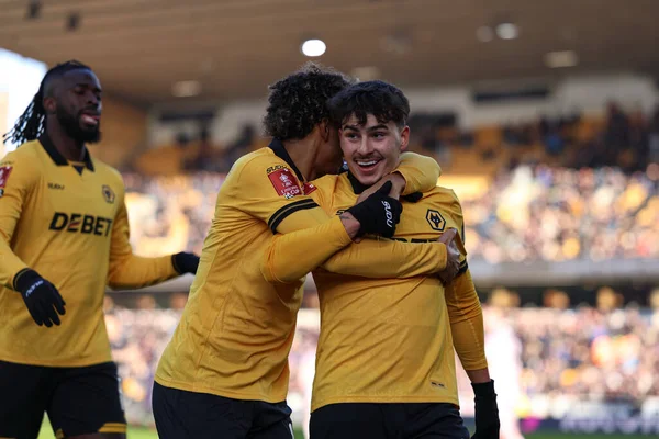 Wolverhampton Wanderers takımından Rodrigo Gomes, 10 Ocak 2026 tarihinde İngiltere 'nin Wolverhampton kentinde oynanan üçüncü tur karşılaşmasında Wolverhampton Wanderers ve Shrewsbury Town maçında 5-1 berabere kaldı.