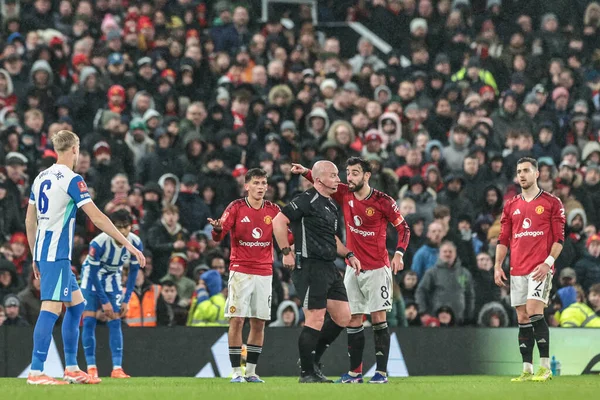 Hakem Simon Hooper, Manchester United - Brighton ve Hove Albion maçlarında Manchester Untie Manchester 'ye kırmızı kart verdi.