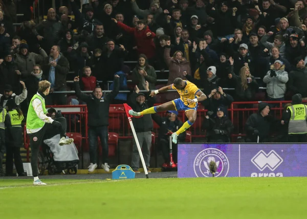 Mansfield Town 'dan Lucas Akins, Birleşik Krallık' ın başkenti Sheffield Lane 'de oynanan üçüncü tur müsabaka Sheffield United - Mansfield Town karşılaşmasında 1-3' lük galibiyetini kutluyor.