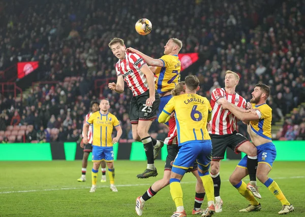 Sheffield United takımından Mark McGuinness, 11 Ocak 2026 'da İngiltere' nin Sheffield Lane kentinde oynanan üçüncü tur müsabaka Sheffield United - Mansfield Town karşılaşmasında yüksek topu kazanmak için sıçradı.