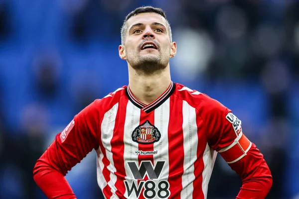 Sunderland 'dan GranitXhaka, 10 Ocak 2026' da Liverpool 'daki Hill Dickinson Stadyumu' nda oynanan üçüncü tur müsabaka sırasında oynanan Emirates FA Cup üçüncü tur karşılaşmasında gezgin taraftarlara hayranlık duyuyor.