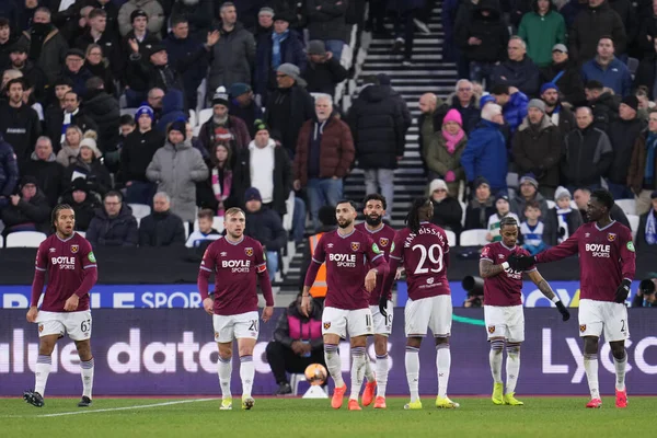 West Ham oyuncuları, 11 Ocak 2026 'da Londra' daki Londra Stadyumu 'nda oynanan Batı Ham United-Queens Park Rangers karşılaşmasında 1-0 öne geçtiler.