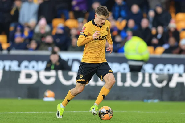 Wolverhampton Wanderers takımından David Moller Wolverhampton 10 Ocak 2026 tarihinde Birleşik Krallık 'ın Molineux kentinde oynanan üçüncü tur müsabaka Wolverhampton Wanderers - Shrewsbury Town maçında topu aldı.