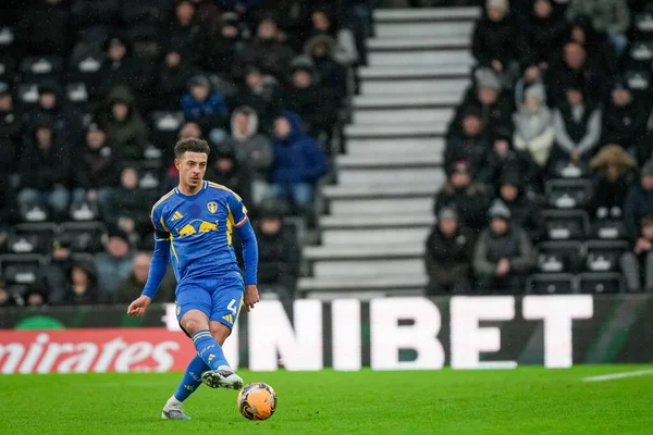 Leeds United takımından Ethan Ampadu, 11 Ocak 2026 'da İngiltere' nin Pride Park Stadyumu 'nda oynanan Derby County - Leeds United maçında üçüncü tur karşılaşmasında pas verdi.