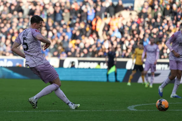 Shrewsbury Town 'dan William Boyle, 10 Ocak 2026 tarihinde Wolverhampton Wanderers ile Shrewsbury Town arasında oynanan üçüncü tur müsabakasında pas attı.