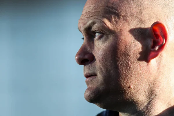 Millwall teknik direktörü Alex Neil, 10 Ocak 2026 tarihinde Birleşik Krallık 'ın Burnley-Millwall maçında Emirates FA Kupası 3. tur karşılaşması öncesinde stadyuma geldi.