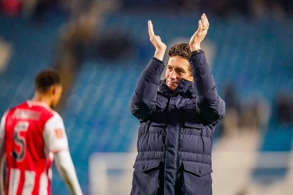 Brentford teknik direktörü Keith Andrews, 10 Ocak 'ta İngiltere' nin Sheffield kentinde oynanan ve Sheffield Wednesday 'in Brentford' a karşı oynadığı üçüncü tur müsabakasının son düdüğü sonrasında taraftarları alkışlıyor.