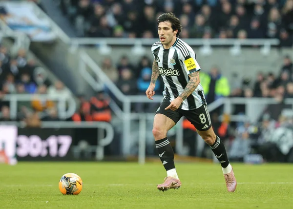 Newcastle United takımından Sandro Tonali, 10 Ocak 2026 'da İngiltere' nin Newcastle kentinde oynanan Üçüncü tur karşılaşmasında Newcastle United ile Bournemouth arasında oynanan karşılaşmada görev aldı.