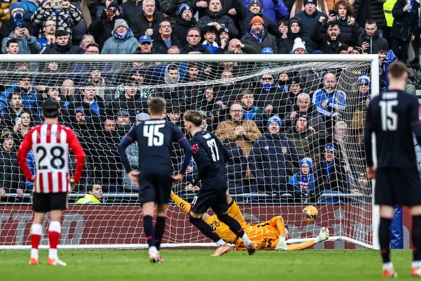 Everton 'dan James Garner, Birleşik Krallık' ın Liverpool kentindeki Hill Dickinson Stadyumu 'nda oynanan üçüncü tur müsabakasında 1-1 berabere kaldığı için penaltı aldı.