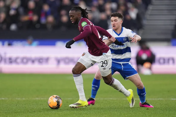 West Ham United takımından Aaron Wan-Bissaka, 11 Ocak 2026 tarihinde Londra, İngiltere 'deki Londra Stadyumu' nda oynanan, Batı Ham United - Queens Park Rangers maçında, Emirlikler Kupası üçüncü tur karşılaşmasında top konusunda baskı altında.