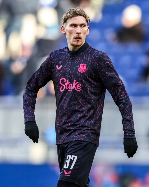 Everton 'dan James Garner, Birleşik Krallık' ın Liverpool kentindeki Hill Dickinson Stadyumu 'nda oynanan üçüncü tur Emirlikler Kupası karşılaşmasında oynanan hazırlık maçında Everton ve Sunderland karşılaşmasını izledi.