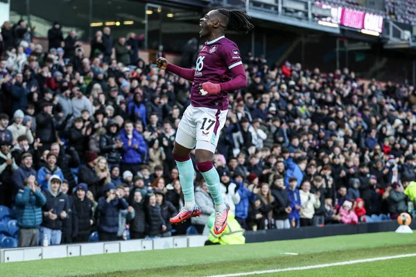 Burnley 'den Loum Tchaouna, 10 Ocak 2026' da Birleşik Krallık 'ın Burnley kentindeki Turf Moor' da oynanan üçüncü tur Emirlikler Kupası karşılaşmasında 2-0 'lık galibiyeti kutluyor.