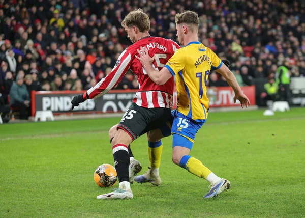 Sheffield United takımından Patrick Bamford, 11 Ocak 2026 'da İngiltere' nin başkenti Sheffield Lane 'de oynanan üçüncü tur Emirlikler Kupası karşılaşmasında Mansfield United ile Mansfield Town arasında oynanan karşılaşmada Mansfield Town' dan Jamie McDonnell ile karşılaştı.