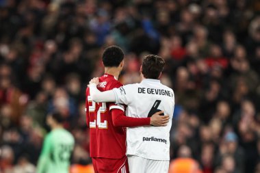 Liverpool 'dan Hugo Ekitike, 12 Ocak 2026' da İngiltere 'nin Liverpool kenti Anfield' da Liverpool 'a karşı oynanan Liverpool FA Cup üçüncü tur karşılaşması sonrasında Barnsley' li Mael de Gevigney 'i kucakladı.