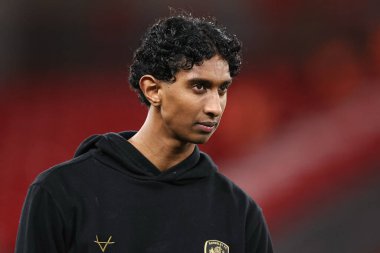 Barnsley 'li Vimal Yoganathan, 12 Ocak 2026 tarihinde Liverpool, Liverpool, İngiltere' de oynanan Liverpool-Barnsley karşılaşmasında, Emirates FA Cup üçüncü tur karşılaşması öncesinde sahada inceleme yapıyor.