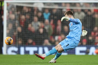 Barnsley kalecisi Murphy Cooper, 12 Ocak 2026 tarihinde Liverpool, Liverpool, İngiltere 'de oynanan Liverpool-Barnsley üçüncü tur karşılaşmasında defans maçında topu defans yarısından uzaklaştırdı.
