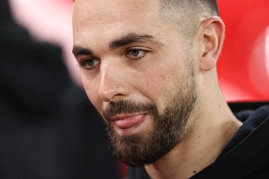 Barnsley 'den Adam Phillips, 12 Ocak 2026' da Liverpool, Liverpool, İngiltere 'de oynanan Liverpool-Barnsley maçının üçüncü tur karşılaşması öncesinde sahada inceleme yapıyor.