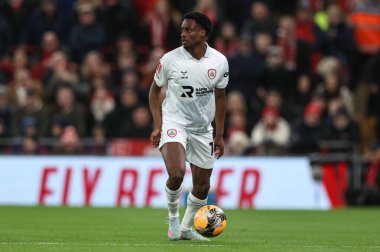 Barnsley 'den Nathanael Ogbeta, 12 Ocak 2026 tarihinde Liverpool, Liverpool, İngiltere' de oynanan Liverpool-Barnsley üçüncü tur karşılaşmasında topla birlikte.