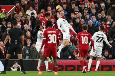 Barnsley 'den Mael de Gevigney, 12 Ocak 2026' da Liverpool, Liverpool, İngiltere 'de oynanan Liverpool-Barnsley maçında topu temizlemek için sıçradı.