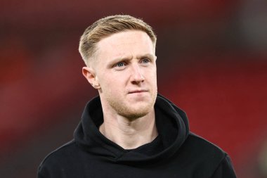 Barnsley 'den Davis Keillor-Dunn, 12 Ocak 2026' da İngiltere 'nin Liverpool kentinde oynanan Liverpool-Barnsley karşılaşmasında, Emirates FA Cup üçüncü tur karşılaşması öncesinde sahada inceleme yapıyor.
