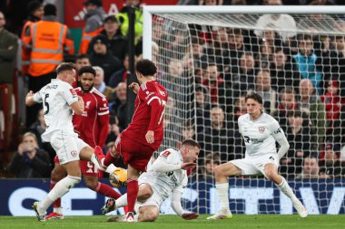 Liverpool 'dan Curtis Jones kalede şut çekiyor ve 12 Ocak 2026' da Liverpool, Liverpool, İngiltere 'de oynanan Liverpool-Barnsley maçında topun bir oyuncuya çarpıp geri sekmesini izliyor.