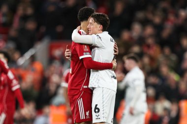 Liverpool 'dan Hugo Ekitike, 12 Ocak 2026' da İngiltere 'nin Liverpool kenti Anfield' da Liverpool 'a karşı oynanan Liverpool FA Cup üçüncü tur karşılaşması sonrasında Barnsley' li Mael de Gevigney 'i kucakladı.