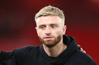 Barnsley 'den Georgie Gent, 12 Ocak 2026' da Liverpool, Liverpool, İngiltere 'de oynanan Liverpool-Barnsley karşılaşmasında, Emirates FA Cup Üçüncü Raund karşılaşması öncesinde sahada inceleme yapıyor.