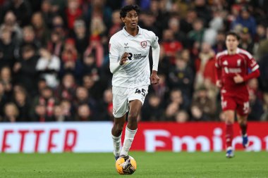 Barnsley 'li Vimal Yoganathan, 12 Ocak 2026 tarihinde Liverpool, Liverpool, İngiltere' de oynanan Liverpool-Barnsley maçında üçüncü tur Dünya Kupası karşılaşmasında topla birlikte.