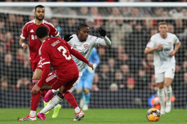 Barnsley 'li Reyes Cleary, 12 Ocak 2026 tarihinde Liverpool, Liverpool, İngiltere' de Liverpool 'a karşı oynanan Liverpool FA Cup üçüncü tur karşılaşmasında Liverpool' lu Joe Gomez 'e faul yaptı.