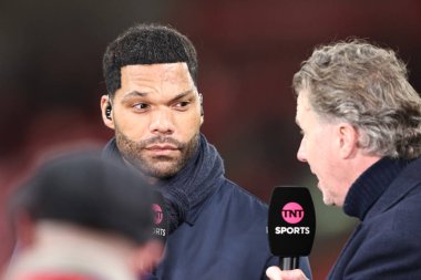 TNT sunucusu Joleon Lescott, Birleşik Krallık 'ın Liverpool kentinde 12 Ocak 2026 tarihinde oynanan Liverpool-Barnsley karşılaşmasında, Emirlikler Kupası' nın 3. turundan önce