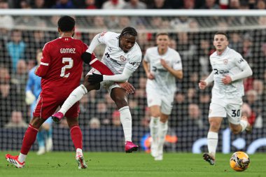 Barnsley 'li Reyes Cleary, 12 Ocak 2026 tarihinde Liverpool, Liverpool, İngiltere' de Liverpool 'a karşı oynanan Liverpool FA Cup üçüncü tur karşılaşmasında Liverpool' lu Joe Gomez 'e faul yaptı.