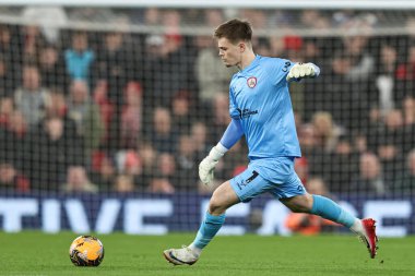 Barnsley kalecisi Murphy Cooper, 12 Ocak 2026 tarihinde Liverpool, Liverpool, İngiltere 'de oynanan Liverpool-Barnsley üçüncü tur karşılaşmasında defans maçında topu defans yarısından uzaklaştırdı.