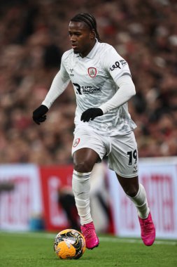 Barnsley 'den Reyes Cleary, 12 Ocak 2026 tarihinde Birleşik Krallık' ın Liverpool kentinde oynanan Liverpool-Barnsley maçında üçüncü tur Dünya Kupası karşılaşmasında topla birlikte.