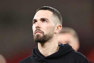 Barnsley 'den Adam Phillips, 12 Ocak 2026' da Liverpool, Liverpool, İngiltere 'de oynanan Liverpool-Barnsley maçının üçüncü tur karşılaşması öncesinde sahada inceleme yapıyor.