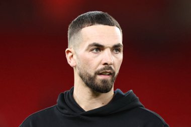 Barnsley 'den Adam Phillips, 12 Ocak 2026' da Liverpool, Liverpool, İngiltere 'de oynanan Liverpool-Barnsley maçının üçüncü tur karşılaşması öncesinde sahada inceleme yapıyor.