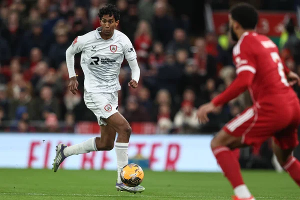 Barnsley 'li Vimal Yoganathan, 12 Ocak 2026 tarihinde Liverpool, Liverpool, İngiltere' de oynanan Liverpool-Barnsley maçında üçüncü tur Dünya Kupası karşılaşmasında topla birlikte.