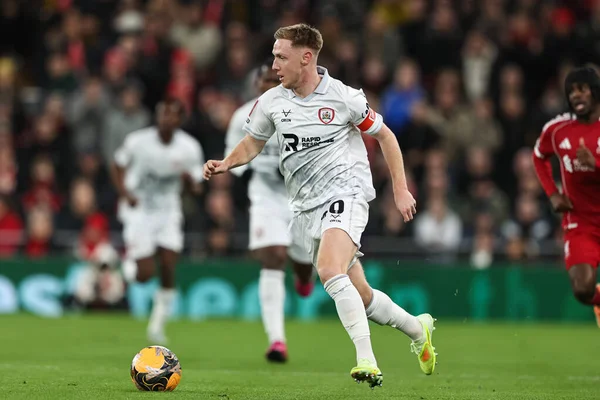 Barnsley 'den Davis Keillor-Dunn, 12 Ocak 2026' da İngiltere 'nin Liverpool kentinde oynanan Liverpool-Barnsley maçında, Emirates FA Cup Üçüncü Raundunda topa vuruyor.