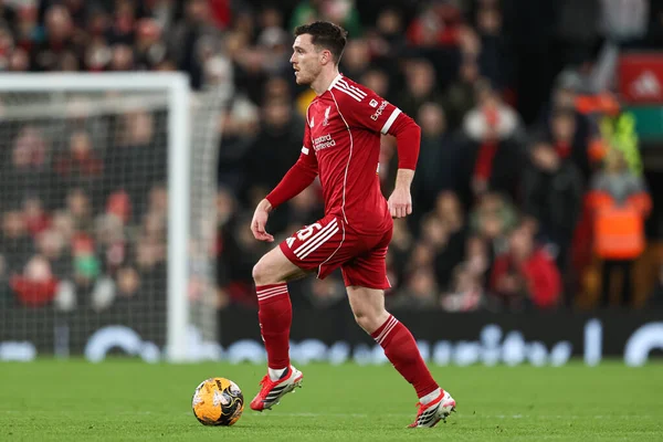 Liverpool 'dan Andrew Robertson, 12 Ocak 2026' da Liverpool, Liverpool 'da oynanan Liverpool-Barnsley maçında üçüncü tur Dünya Kupası karşılaşmasında topla birlikte.