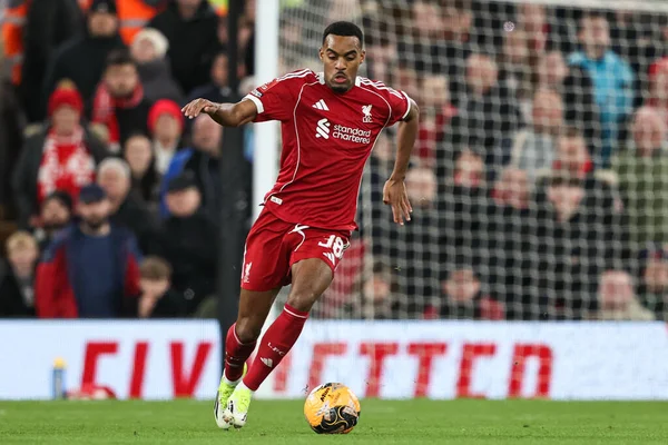 Liverpool 'dan Ryan Gravenberch, 12 Ocak 2026 tarihinde Birleşik Krallık' ın Liverpool kentinde oynanan Liverpool-Barnsley maçında üçüncü turda topla birlikte sahaya çıktı.