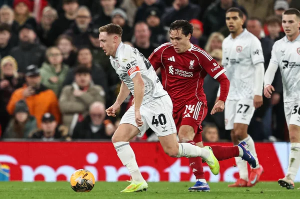 Barnsley 'den Davis Keillor-Dunn, 12 Ocak 2026' da İngiltere 'nin Liverpool kentinde oynanan Liverpool-Barnsley maçında, Emirates FA Cup Üçüncü Raundunda topa vuruyor.