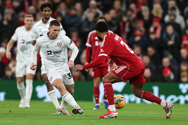 Barnsley 'den Jonathan Bland, 12 Ocak 2026' da Birleşik Krallık 'ın Liverpool kentinde oynanan Liverpool-Barnsley maçında üçüncü turda pas attı.