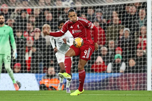 Liverpool 'dan Virgil van Dijk, 12 Ocak 2026' da Liverpool, Liverpool 'da Liverpool' a karşı oynanan Liverpool FA Cup üçüncü tur karşılaşmasında defans yarısından topu aldı.
