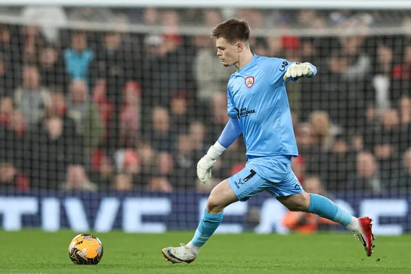 Barnsley kalecisi Murphy Cooper, 12 Ocak 2026 tarihinde Liverpool, Liverpool, İngiltere 'de oynanan Liverpool-Barnsley üçüncü tur karşılaşmasında defans maçında topu defans yarısından uzaklaştırdı.