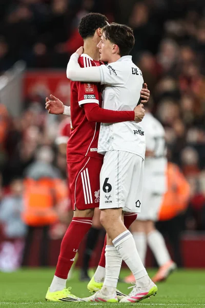 Liverpool 'dan Hugo Ekitike, 12 Ocak 2026' da İngiltere 'nin Liverpool kenti Anfield' da Liverpool 'a karşı oynanan Liverpool FA Cup üçüncü tur karşılaşması sonrasında Barnsley' li Mael de Gevigney 'i kucakladı.