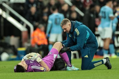 Newcastle Untie kalecisi Nick Pope, 13 Ocak 2026 'da İngiltere' nin Newcastle kentindeki St. James 's Park' ta oynanan Carabao Kupası Yarı Finali 'nde tedavi gördü.