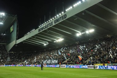 Newcastle taraftarları, 13 Ocak 2026 'da İngiltere' nin Newcastle kentindeki St. James 's Park' ta oynanan Carabao Kupası Yarı Finalleri 'nde bayrak sallıyor.