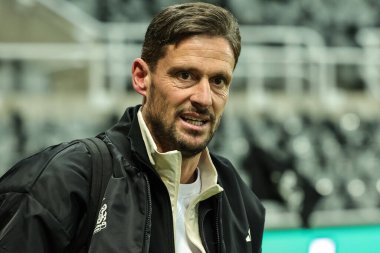 Newcastle United Ewis Untie 'nin teknik direktör yardımcısı Jason Tindall, 13 Ocak 2026' da Birleşik Krallık 'taki St. James' s Park, Newcastle 'da oynanan Carabao Kupası Yarı Finali' nde sahaya çıkıyor.