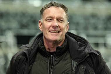 Chris Sutton, 13 Ocak 2026 'da İngiltere, Newcastle' daki St. James 's Park' ta oynanan Carabao Kupası Yarı Finalleri Birinci Ayaklı Newcastle United-Manchester City maçına katılıyor.